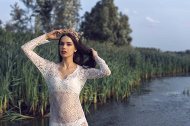 Nehri yakınında ormanda kız