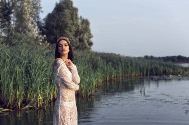 Nehri yakınında ormanda kız