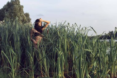 Nehri yakınında ormanda kız