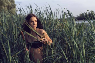 Nehri yakınında ormanda kız