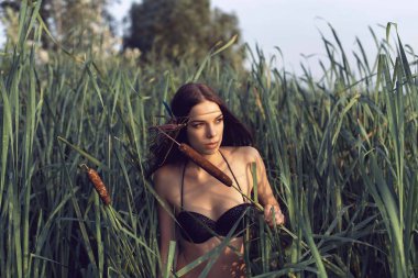 Nehri yakınında ormanda kız