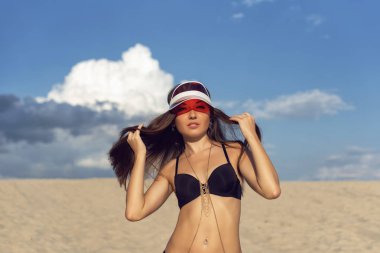 Bir esmer sıcak kum üzerinde yürümek