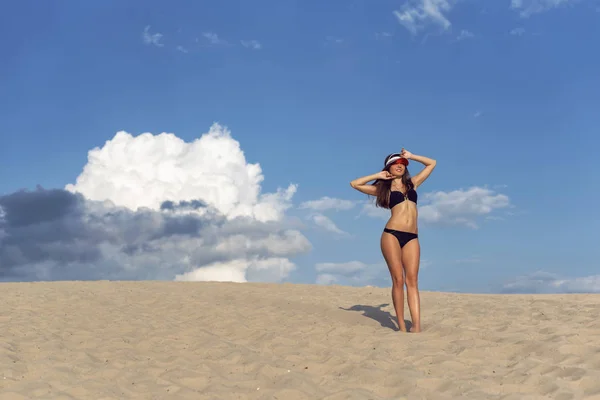 Lopen Met Een Brunette Het Hete Zand — Stockfoto