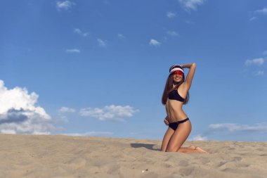 Bir esmer sıcak kum üzerinde yürümek