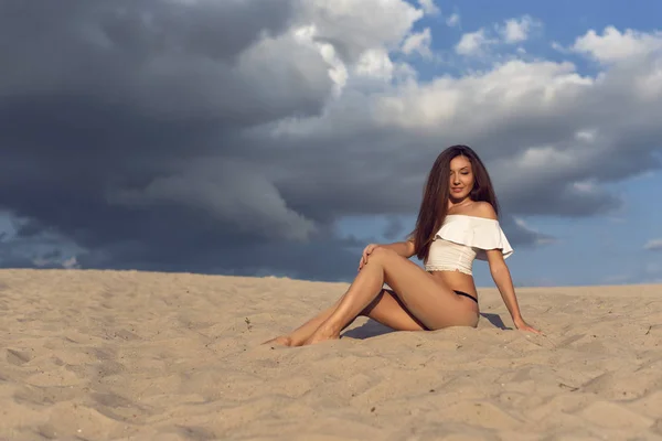 Lopen Met Een Brunette Het Hete Zand — Stockfoto