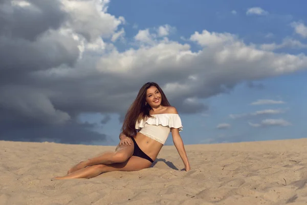 Spaziergang Mit Einer Brünette Auf Dem Heißen Sand — Stockfoto