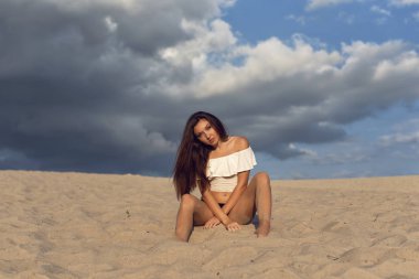 Bir esmer sıcak kum üzerinde yürümek