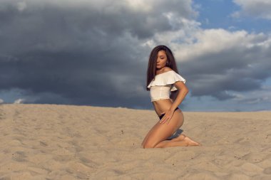 Bir esmer sıcak kum üzerinde yürümek