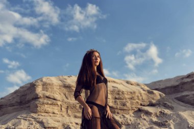 Bir esmer sıcak kum üzerinde yürümek