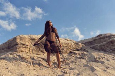 Bir esmer sıcak kum üzerinde yürümek