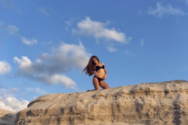 Bir esmer sıcak kum üzerinde yürümek