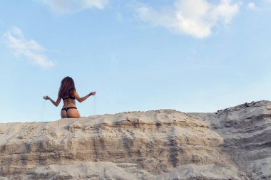 Bir esmer sıcak kum üzerinde yürümek