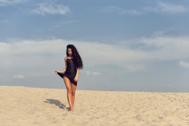 Uzun siyah kıvırcık saçlı güzel esmer