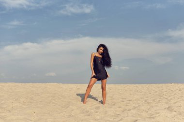 Uzun siyah kıvırcık saçlı güzel esmer