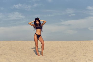 Uzun siyah kıvırcık saçlı güzel esmer