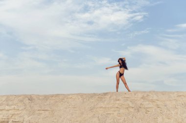 Uzun siyah kıvırcık saçlı güzel esmer