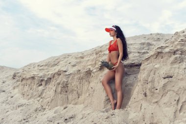 Uzun siyah kıvırcık saçlı güzel esmer