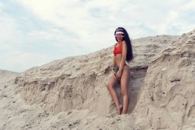 Uzun siyah kıvırcık saçlı güzel esmer