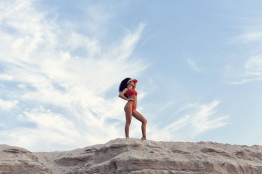 Uzun siyah kıvırcık saçlı güzel esmer