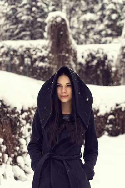 Nel Parco Con Una Ragazza Con Tempo Nevoso — Foto Stock