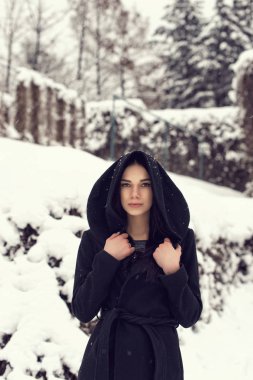 Parkta karlı havalarda bir kızla