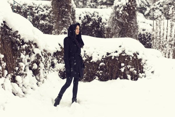 Parken Med Flicka Snöiga Väder — Stockfoto
