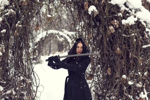 Dans Parc Avec Une Fille Par Temps Neigeux — Photo