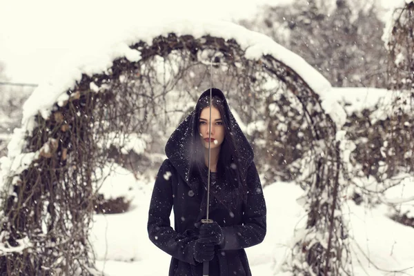 Parken Med Flicka Snöiga Väder — Stockfoto