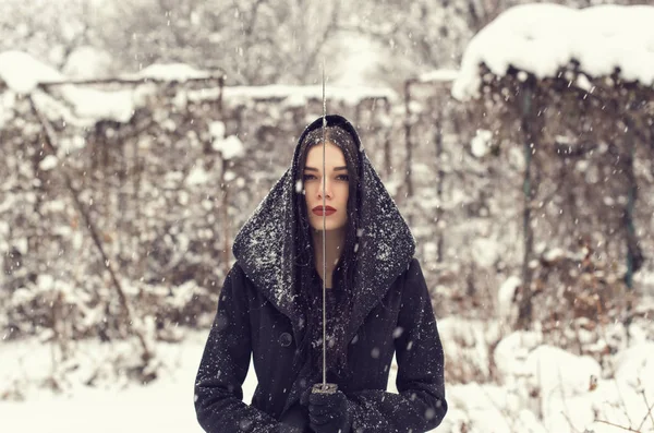 Parken Med Flicka Snöiga Väder — Stockfoto