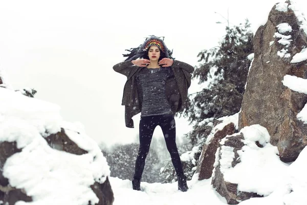 Parken Med Flicka Snöiga Väder — Stockfoto