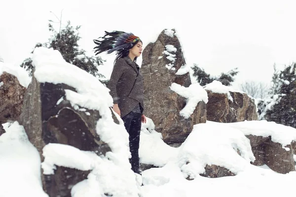 Parque Com Uma Menina Tempo Nevado — Fotografia de Stock