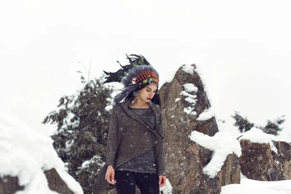 Парке Девушкой Снежную Погоду — стоковое фото