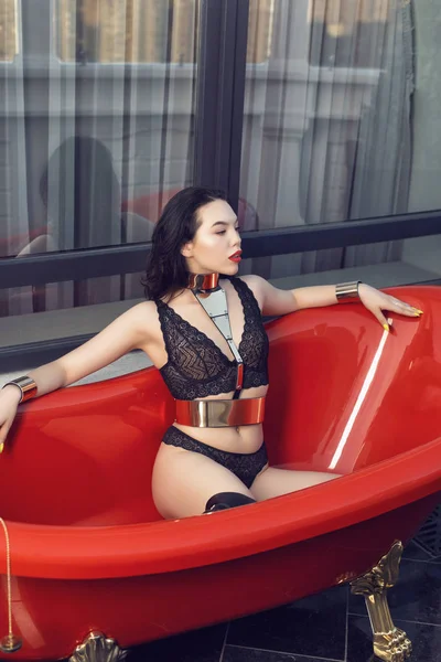 Şık bir stüdyoda şık genç esmer