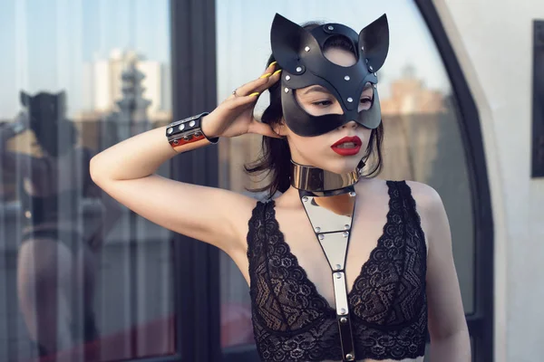 Şık bir stüdyoda şık genç esmer