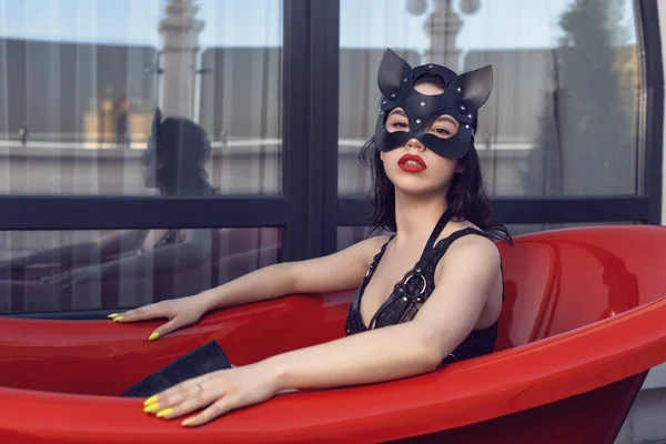 Şık bir stüdyoda şık genç esmer