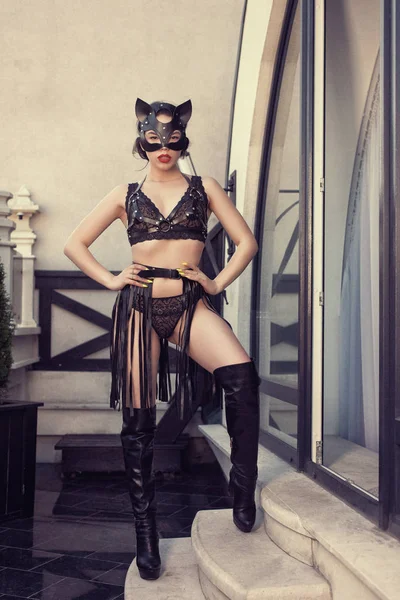 Şık bir stüdyoda şık genç esmer