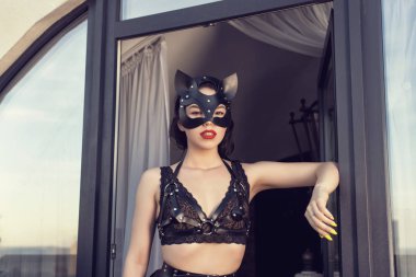 Şık bir stüdyoda şık genç esmer