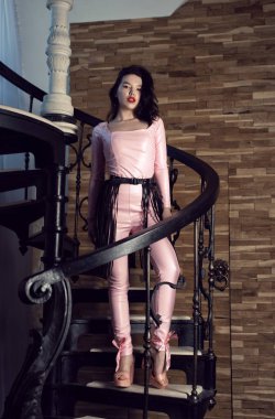 Şık bir stüdyoda şık genç esmer