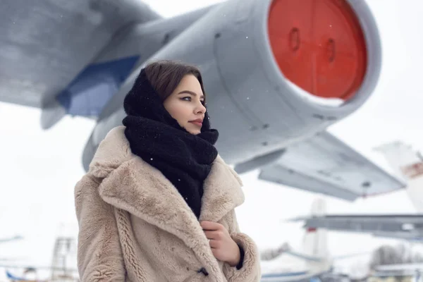 Menina turística no inverno no aeroporto — Fotografia de Stock