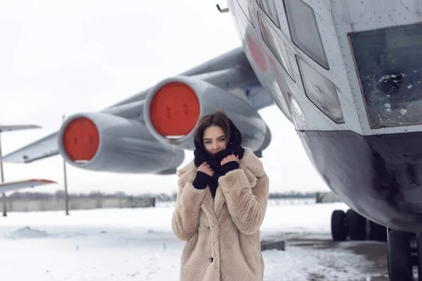 Ragazza turistica in inverno in aeroporto — Foto Stock