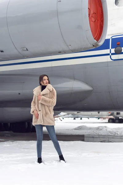 Menina turística no inverno no aeroporto — Fotografia de Stock