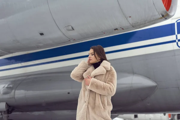 Tourist girl in winter at the airport — Stock Photo, Image