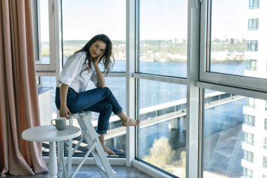 Sevimli genç esmer sıcak bir ev Studio