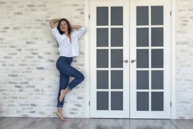 Sevimli genç esmer sıcak bir ev Studio