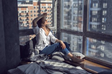 Sevimli genç esmer sıcak bir ev Studio