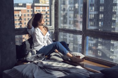 Sevimli genç esmer sıcak bir ev Studio