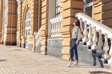 Konut eski çeyrek boyunca bahar yürüyüş