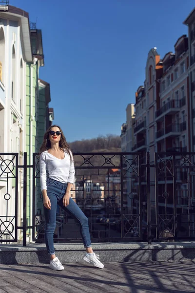 Spring walk through the residential old quarter — Stock Photo, Image