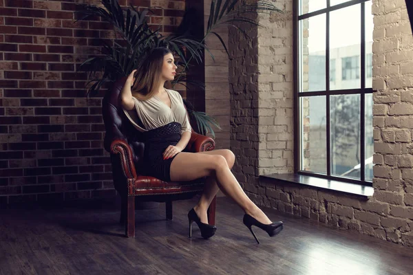 Bir elbise uzun saçlı kız