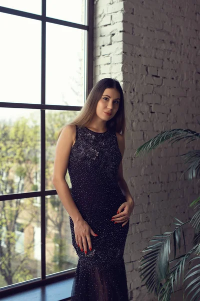 Menina com cabelo comprido em um vestido — Fotografia de Stock